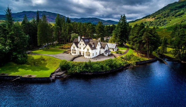 Cosy retreat, stunning loch views, new fast wifi, woods, walks, pet friendly