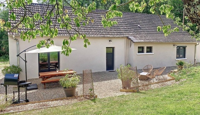 Cosy Retreat in Prestigious Forest: 3BR Home, Terrace, BBQ, Near Lake & Hiking