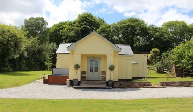 Cosy, retreat outside Exeter, stunning views, garden, hot tub, log burner.