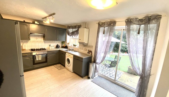 Cosy Retreat w/ River View + FREE Parking Nr Town