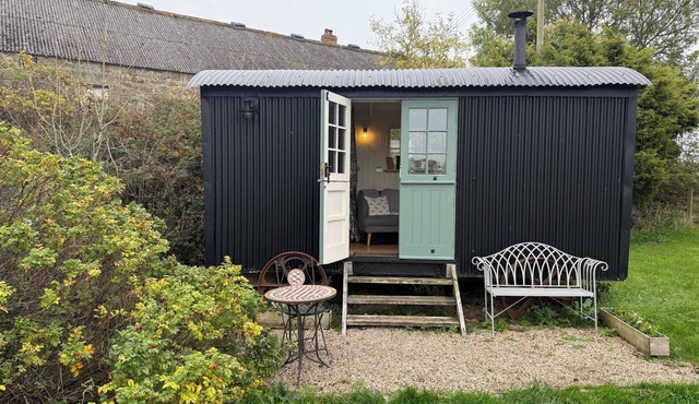 Cosy romantic shepherd hut in open countryside