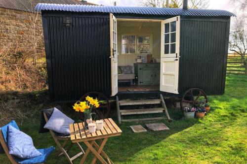 Cosy romantic shepherd hut in open countryside