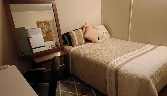 Cosy Room Close to all amenities!30 mins Train ride to Melbourne CBD