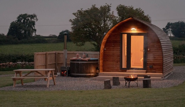 Cosy Rural Cabin with Wood Fired Hot Tub