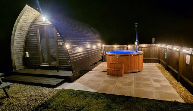 Cosy Rural Cabin with Wood Fired Hot Tub
