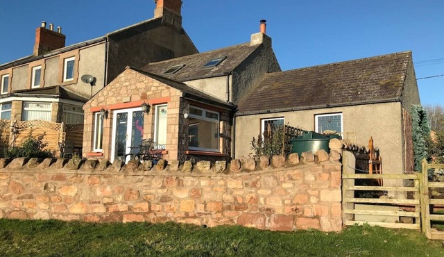 Cosy rural retreat with panoramic views of hills and coast