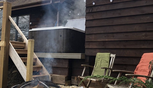 Cosy rural retreat with hot tub in a tranquil valley