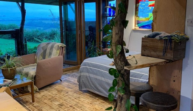 Cosy rustic cabin with hot tub and country views