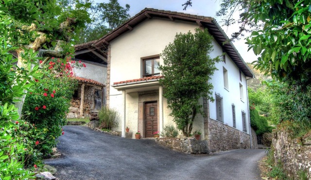 Cosy, rustic, holiday home, near the coast and mountains,