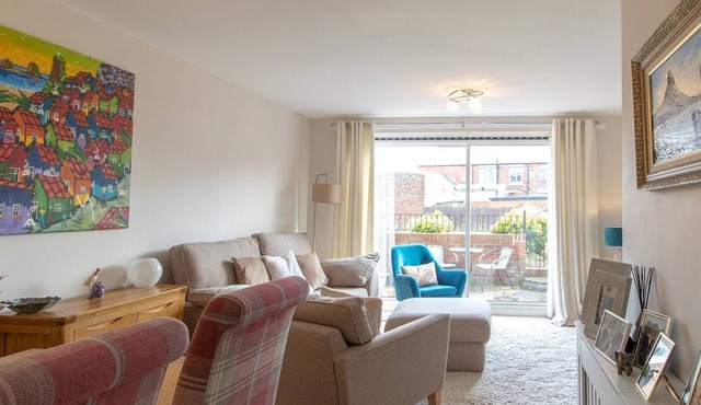 Cosy Seaside Home with Free Parking - Pass the Keys