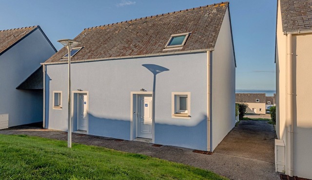 Cosy seaside house with private pool