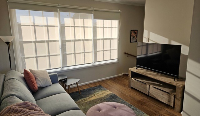 Cosy Seaside Retreat - Charming Unit by the Beach