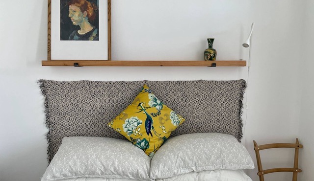 Cosy seaside retreat w/artist studio (dog-friendly)