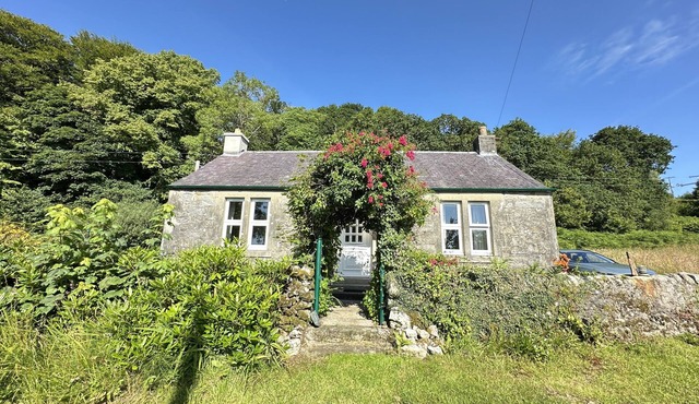 Cosy, Secluded Detached Stone Cottage, Loch Views