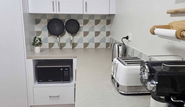 Cosy Self-Contained 2 bedroom unit with shared swimming pool in an Acreage