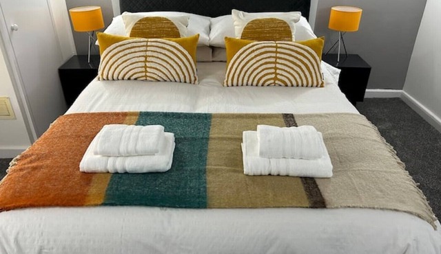 Cosy self-contained apartment ideal for Manchester Airport or