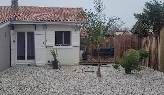 Cosy semi-detached house, terrace 800m from the swimming pool