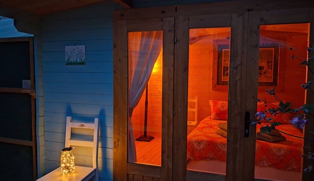 Cosy semi off grid eco cabin in Penarth, very quiet location.