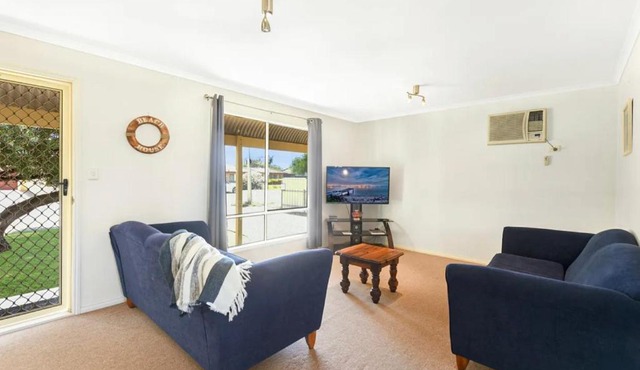 Cosy shack close to surf beaches, river and shops