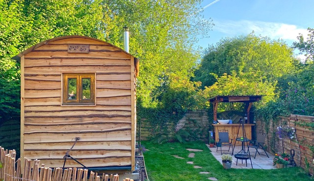 Cosy Shepherd's Hut with Secret Garden in rural Herefordshire