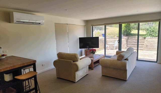 Cosy singles or couples retreat where you can enjoy bay and mountain views