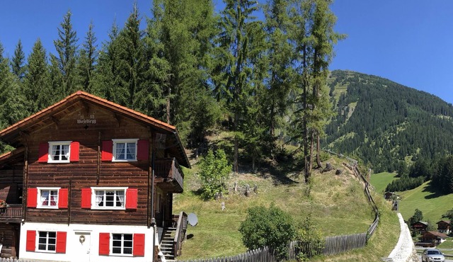 Cosy ski retreat Swiss Alps 10 min to Arosa Sleeps 6. Spectacular mountain views