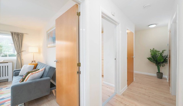 Cosy Spacious 2-Bed Ground-Floor Apartment Near Aberdeen Airport, ARI & P&J Live