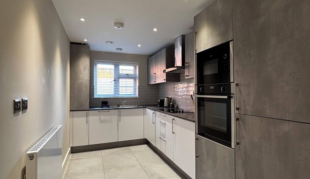 Cosy Spacious Apartment - Free Secure Gated Parking