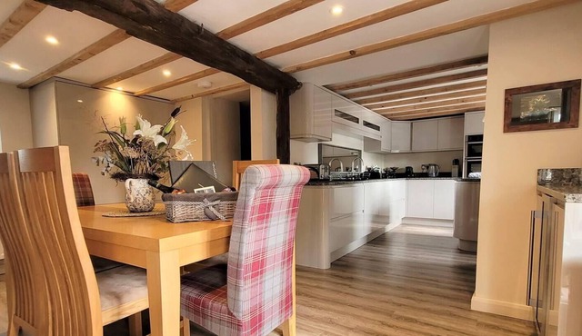 Cosy & Spacious Cottage in Scenic Village with Pub