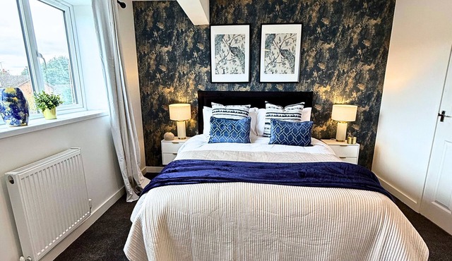 Cosy Staff: Large 6 Bedroom Detached house