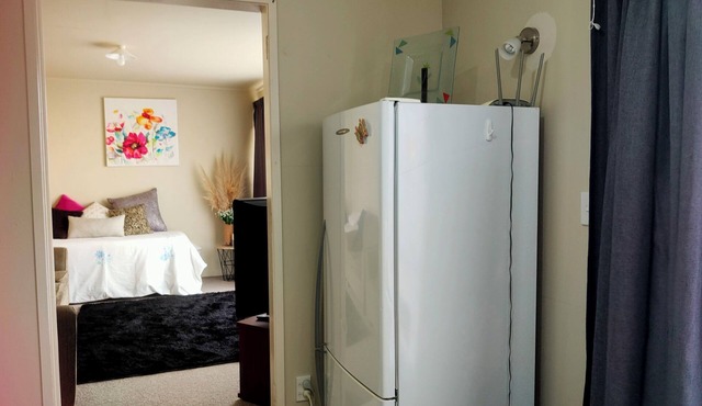 Cosy stand alone one bedroom self contained unit. It has all your basic needs