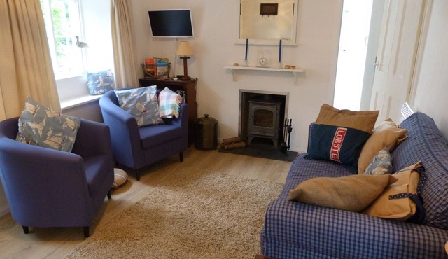 Cosy Stoneturner's Cottage, Lizard Village, fully equipped, private garden