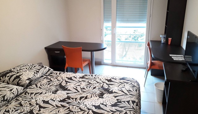 Cosy studio facing north hospital on ground floor with small courtyard.