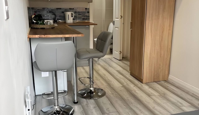 Cosy Studio - 15 mins drive to Manchester/Parking/Wifi