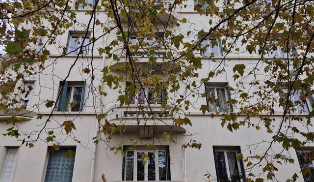 Cosy studio 2 minutes from T6 tramway and 5 minutes from Métro B stop Debourg.