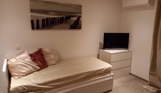 Cosy studio 2mn walk from the beaches small sea view