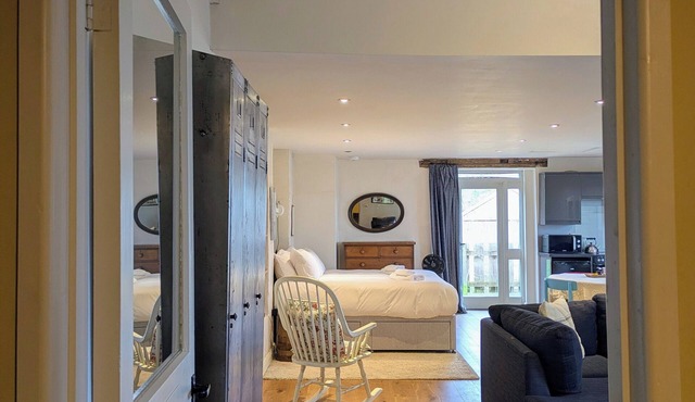 Cosy studio apartment w/wood burning stove & amazing views near Bath