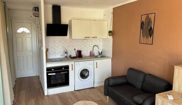 Cosy studio close to amenities + sea 5 minutes away