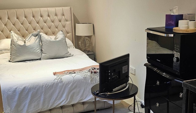 Cosy Studio Getaway - Free Parking & Central Links