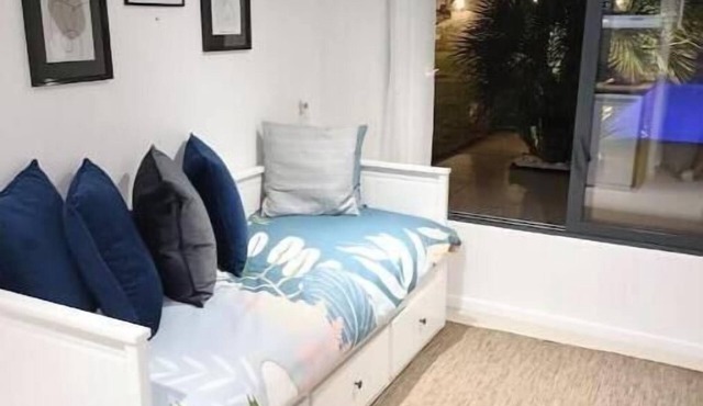 Cosy studio in villa - Easy access to streetcar, airport & stadium
