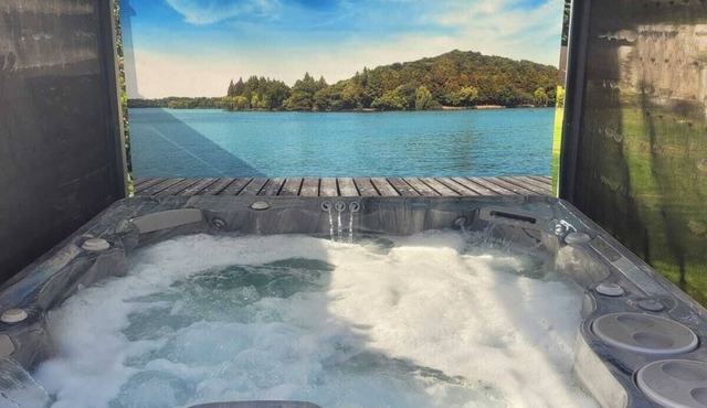 Cosy studio retreat with a hot tub, perfect for relaxing and exploring Cheshire