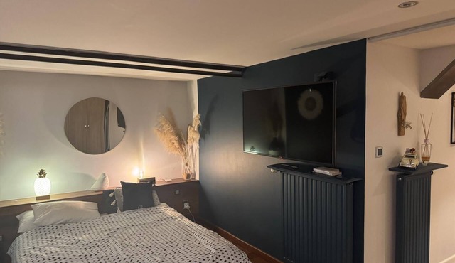 Cosy studio room with separate entrance, parking and bathroom.