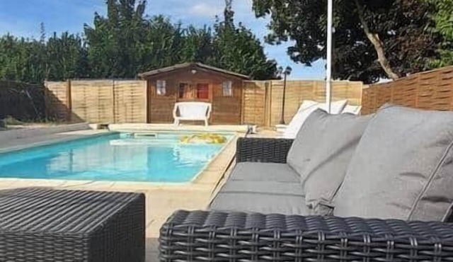 Cosy studio with shared pool (optional)