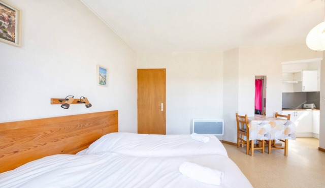 Cosy Studio with Balcony, Air Conditioning & Pool Table – Cazaubon