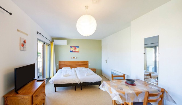 Cosy Studio with Balcony, Air Conditioning & Pool Table – Cazaubon