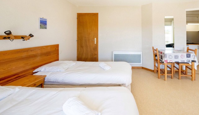 Cosy Studio with Balcony, Air Conditioning & Pool Table – Cazaubon