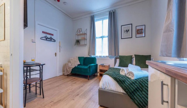 Cosy Studio With Private Parking - Pass the Keys