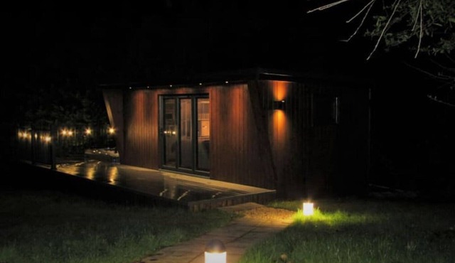 Cosy Studio with Hot Tub in Village Location