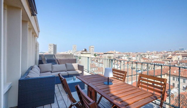 Cosy studio with terrace overlooking Marseille