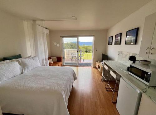 Cosy Studio with valley views